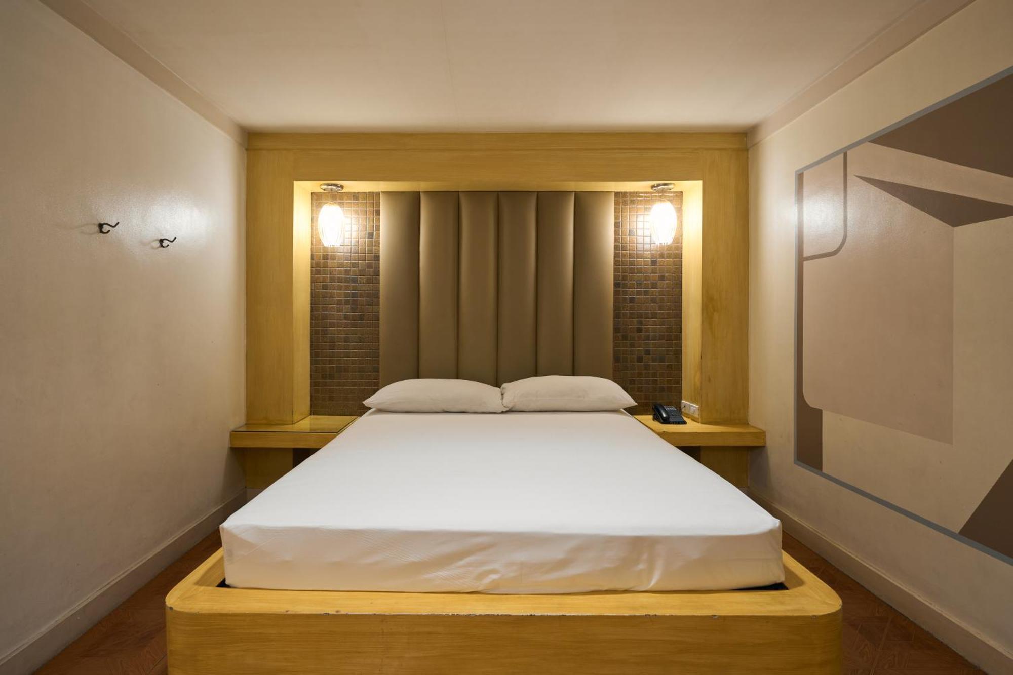 Victoria Court Malabon Hotel Valenzuela Екстериор снимка